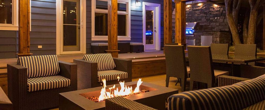 Deck design in backyard of Kensingtom home in Calgary